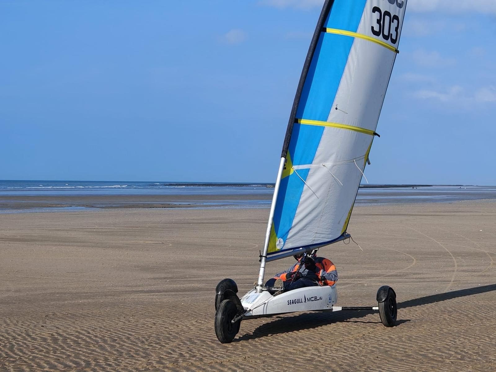 Le 303 de face, voile bordée