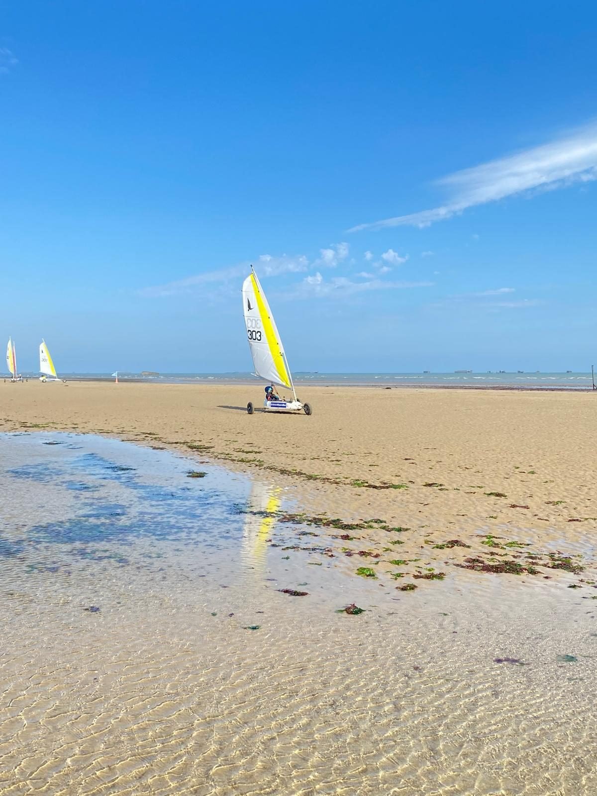Marée basse et grand ciel bleu sur Asnelles